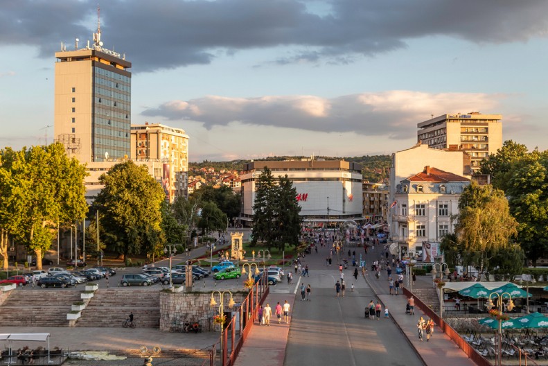 ONI ZARAĐUJU 5.000 EVRA MESEČNO: Život u ovom srpskom gradu za njih je odličan!