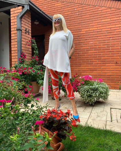 U OVOJ KUĆI NA BEŽANIJI ŽIVI GOCA LAZAREVIĆ! Evo zašto pevačica često upozorava decu: ''Blizu je groblje'' (FOTO)