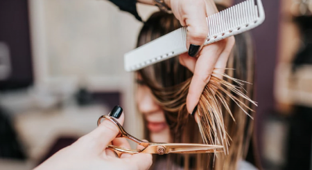 FRIZURE KOJE PODMLAĐUJU Frizerka poznatih otkriva 3 najpopularnije koje brišu godine!