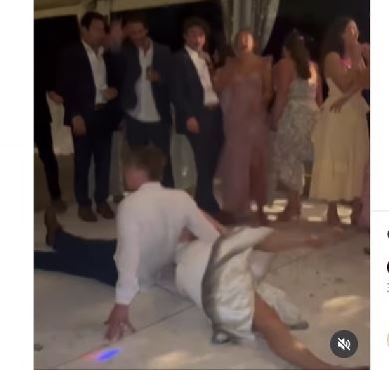 DRAMA NA SVADBI Mladenci pali usred plesa, a mlada je spektakularnim potezom pretvorila trenutak u hit večeri koji je obišao svet (VIDEO)