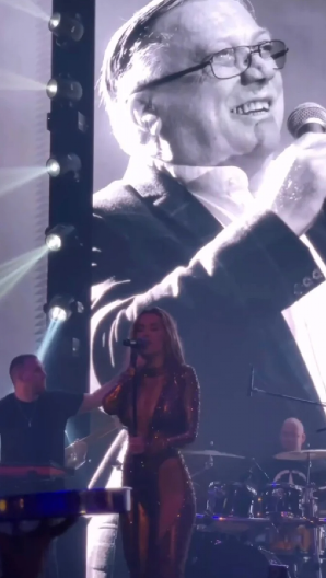 SVI PEVALI UGLAS HALIDOV ČUVENI HIT Tea Tairović odala počast preminulom kolegi, emotivni kadrovi sa nastupa (VIDEO)