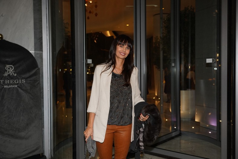 „VUKLA ME JE KROZ CELU ŠKOLU I IZBACILA NAPOLJE“ Naša voditeljka doživela torturu, kasnije godinama imala traume!