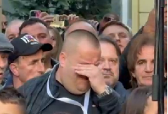 SIN HALIDA BEŠLIĆA RONI SUZE! Pomešala se tuga sa ponosom dok gleda nepregledne kolone ljudi koji su tu zbog njegovog oca (VIDEO)