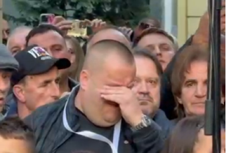 SIN HALIDA BEŠLIĆA RONI SUZE! Pomešala se tuga sa ponosom dok gleda nepregledne kolone ljudi koji su tu zbog njegovog oca (VIDEO)