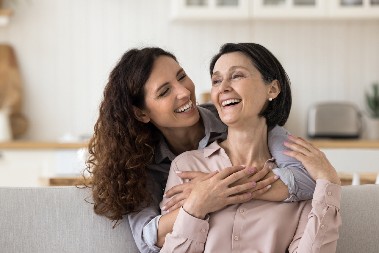 VIC DANA Fatina kćer uleti u kuću i uzbuđenim glasom govori Fati...