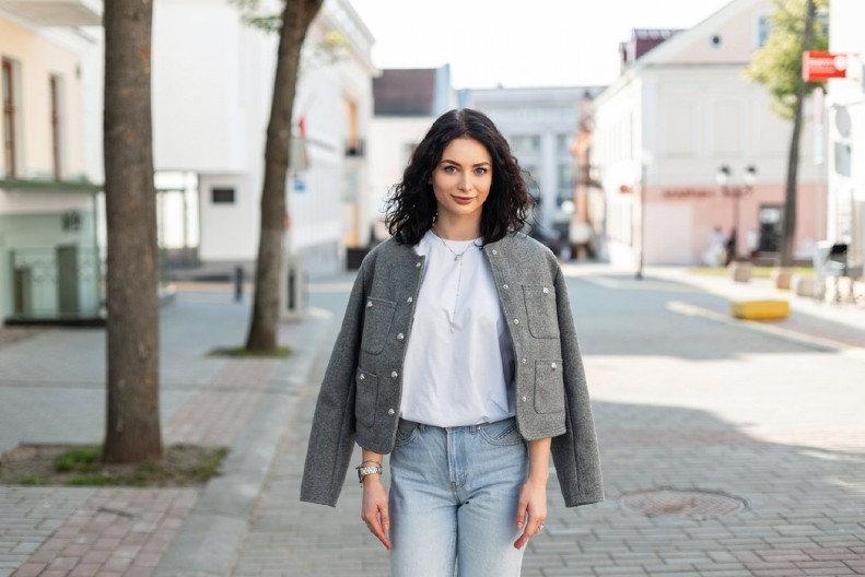 JESEN NIKAD NIJE BILA OVAKO GLAMUROZNA Svetloplave farmerke preplavile Instagram i ulice – ovo je tvoj must have