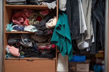 U ORMARU VAM VLADA TOTALNI HAOS? Uz ovih par trikova zimska odeća će vam biti besprekorno složena i na dohvat ruke!