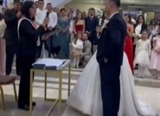 SNIMAK SA SVADBE U SRBIJI POSTAO VIRALNI HIT Pre nego što je izgovorio sudbonosno ''da'', mladoženja napravio neverovatan potez! (VIDEO)