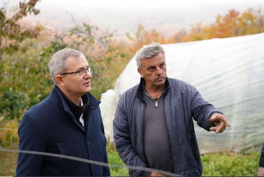 DRŽAVA ĆE POMOĆI SVIMA KOJI SU PRETRPELI ŠTETU Ministar Glamočić obišao mesta u kojima je sneg uništio na hiljade zasada