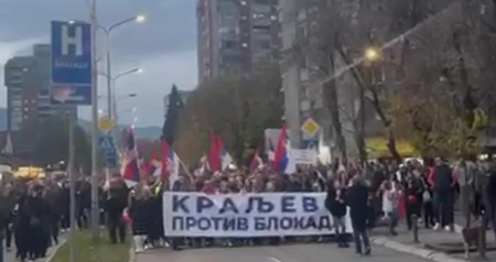 VELIKI BROJ GRAĐANA U KRALJEVU:  Odjekuje "Aco Srbine"; Narod ujedinjen protiv blokada VIDEO