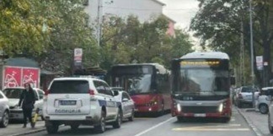 HOROR U BATAJNICI! Devojčica (17) ISPALA IZ AUTOBUSA U POKRETU Povredila glavu, hitno prevezena u Urgentni centar