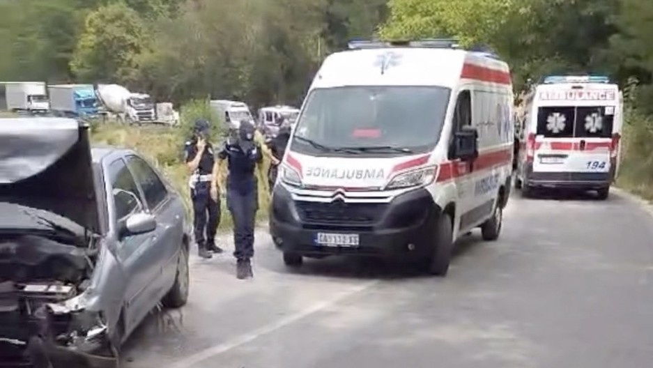 NESREĆA KOD KOCELJEVE U sudaru ima nastradalih, a automobil je od siline udarca završio u kanalu