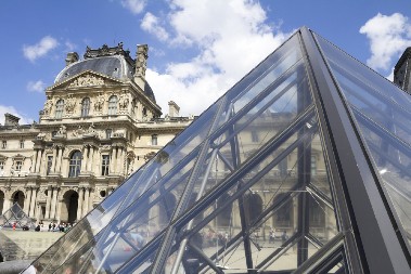 OVAKO SU PALI PLJAČKAŠI IZ LUVRA! Novi detalji: Policija OVO našla na mestu zločina, a onda je klupko počelo da se odmotava!