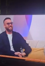 VODITELJKI OVO IZLETELO IZ USTA USRED EMISIJE! Gost u šoku, evo kako je odreagovao, snimak ne prestaje da se širi (VIDEO)