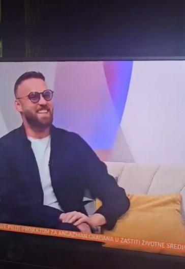 VODITELJKI OVO IZLETELO IZ USTA USRED EMISIJE! Gost u šoku, evo kako je odreagovao, snimak ne prestaje da se širi (VIDEO)