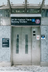 VRATA LIFTA PRIGNJEČILA MUŠKARCA, NIJE MU BILO SPASA Tragedija u Tuzli