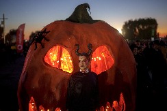 SABLASNI PRAZNIK Evo šta predstavlja Noć Veštica i koji jezivi običaji je prate