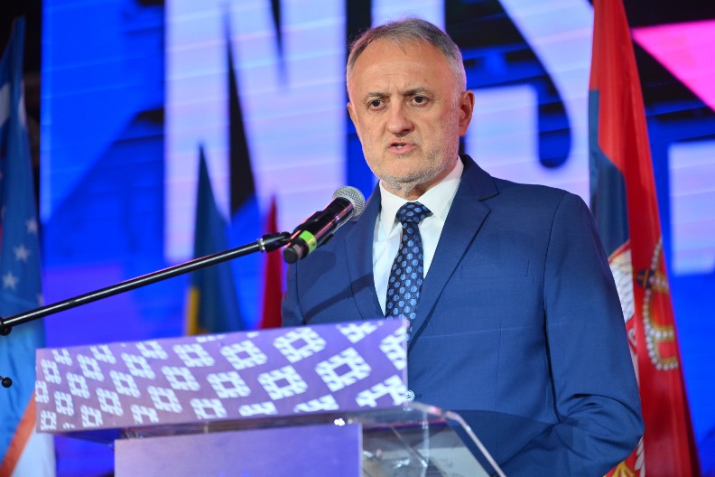 MINISTAR GAJIĆ OBILAZI POVREĐENE U NESREĆI KOD NOVOG SADA Ministarstvo sporta na raspolaganju porodicama