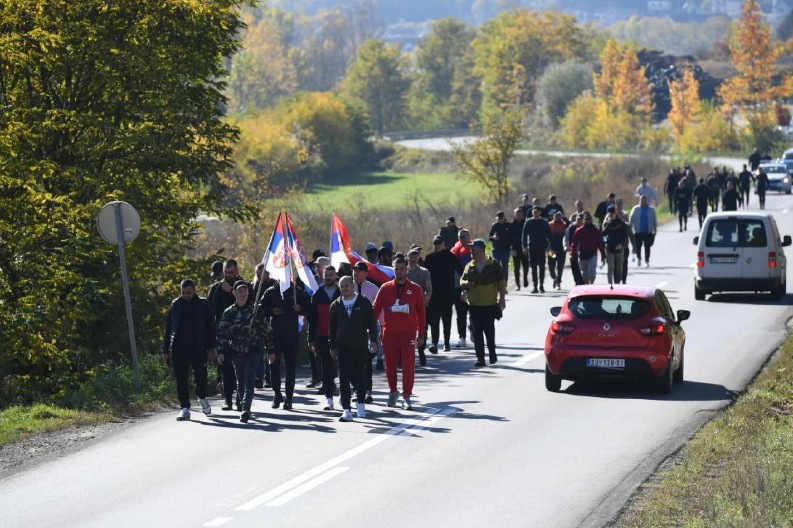 NAROD SA ODUŠEVLJENJEM POZDRAVLJA SRBE SA KIM KOJI PEŠAČE DO NOVOG SADA Ori se "Srbija, Srbija", pozdravljaju ih sa tri prsta