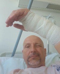 VODITELJ HITNO OPERISAN! Pojavile se potresne fotografije iz bolnice (FOTO)