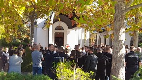 JAUCI I PLAČ ODJEKUJU NEBOM IZNAD BEŽANIJSKOG GROBLJA Prijatelji, rođaci i kolege dolaze da se oproste od nastradalih u nesreći na Novom Beogradu