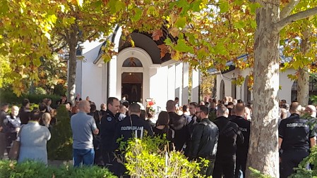 JAUCI I PLAČ ODJEKUJU NEBOM IZNAD BEŽANIJSKOG GROBLJA Prijatelji, rođaci i kolege dolaze da se oproste od nastradalih u nesreći na Novom Beogradu