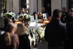 TUGA! BELI SANDUK RASPLAKAO SVE PRISUTNE NA GROBLJU Cveće, sveće i fotografije nastradale porodice na ulazu u kapelu!