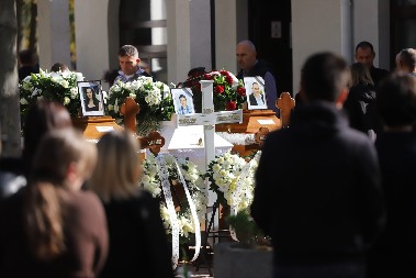 TUGA! BELI SANDUK RASPLAKAO SVE PRISUTNE NA GROBLJU Cveće, sveće i fotografije nastradale porodice na ulazu u kapelu!