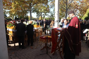 "OVO JE BELI KRST DETETA KOJE SAM JA KRSTIO" Reči sveštenika na opelu nastradaloj porodici potresle sve prisutne