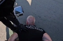 POGLEDAJTE TRENUTAK HAPŠENJA MIŠE BAČULOVA Blokader lišen slobode u Novom Sadu (VIDEO)