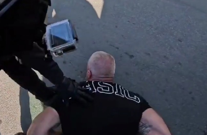 POGLEDAJTE TRENUTAK HAPŠENJA MIŠE BAČULOVA Blokader lišen slobode u Novom Sadu (VIDEO)