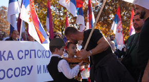 EMOTIVNE SCENE KOD GORNJEG MILANOVCA Njih 1.000 dočekalo narod sa KiM koji podržava Srbiju i svog predsednika