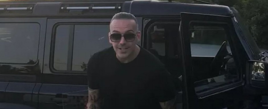 POZNATI REPER VERIO DEVOJKU Priredio joj luksuzno iznenađenje na aerodromu, pa se ukrcali u privatni avion! (FOTO)