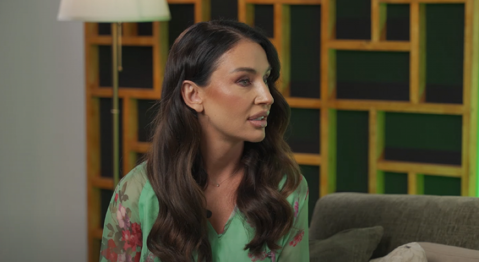 "MOJA SESTRA JE ISPALA ZLOTVOR PREMA MENI" Pevačica prvi put progovorila o izdaji: "Da joj nije palo na pamet da me ikada više u životu pozove"