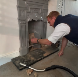 RENOVIRAO STARU KUĆU, PA DOŽIVEO NEVIĐENI ŠOK Evo šta je ugledao u kaminu kada je počeo da ga čisti