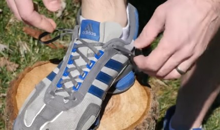 GODINAMA NOSITE PATIKE POGREŠNO: Evo čemu služi rupica koju niko ne koristi - svi misle da je ukras, a zapravo ima genijalnu svrhu!