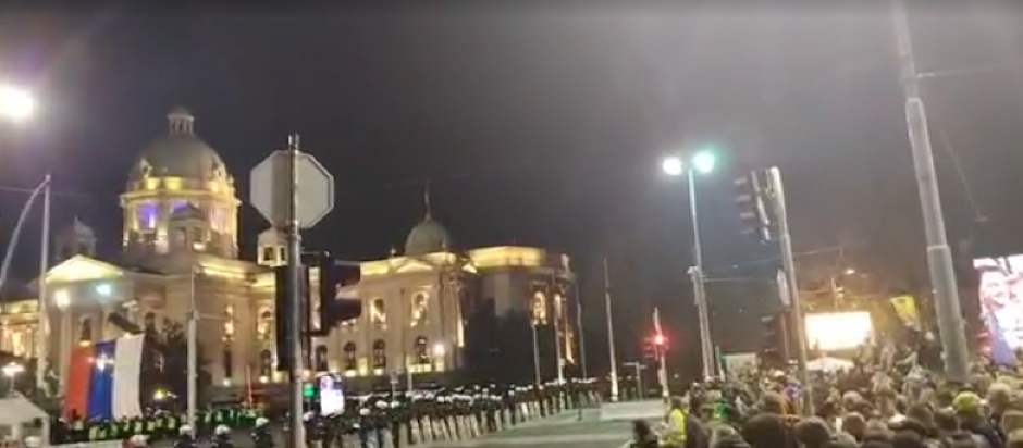 BOG ČUVA SRBIJU: Dok se orila himna, a blokaderi zviždali, na srpskoj zastavi se UKAZAO KRST (VIDEO)