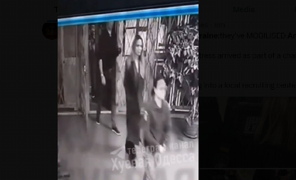 NAJBIZARNIJA SCENA U UKRAJINI! Telohranitelja Anđeline Džoli odvukli u vojsku – Glumica pokušala da ga SPASE! (VIDEO)