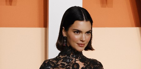 MA KAKAV KUPAĆI, ONA VOLI DA JE GOLA Manekenka pokazala zategnuto telo, a evo kako je sakrila grudi