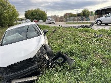 TINEJDŽER STRADAO U BIJELOM POLJU Prevrnuo mu se automobil, njegov suvozač teško povređen