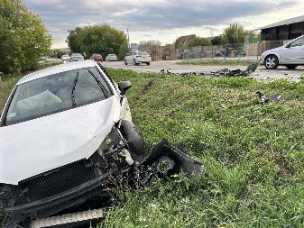 TINEJDŽER STRADAO U BIJELOM POLJU Prevrnuo mu se automobil, njegov suvozač teško povređen