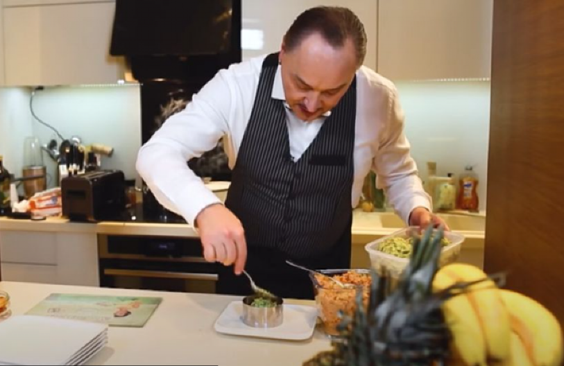 OSTAVIO ŽENU NAKON 17 GODINA JER NIJE HTELA DA KUVA I RADI Pevač priznao: "Nije želela da se zaposli, a ni da se bavi kućom"