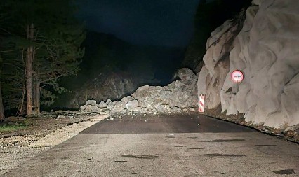 TRAGEDIJA JE IZBEGNUTA ZA DLAKU Ogromna količina stena survala se na put kod Priboja