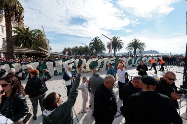 ANTISRPSKO OKUPLJANJE U SPLITU! Torcidaši u koloni, Hrvati im aplaudiraju, pevaju za Plenkovića, trešte Tompsonove pesme!