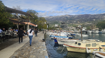 "IMA PUNO LJUDI SADA OVDE IZ SRBIJE", NAROD SE KUPA U MORU IAKO JE NOVEMBAR "Letnje" slike stižu iz omiljenog letovališta Srba (FOTO)