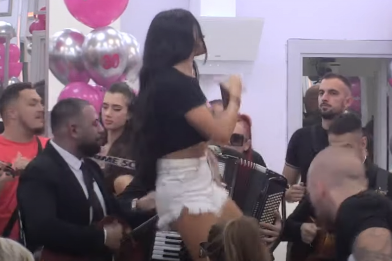 PRODAJE INTIMNE FOTOGRAFIJE ZA SAMO 5 EVRA Rijaliti učesnica zgrozila priznanjem, sada unapredila svoj "biznis"