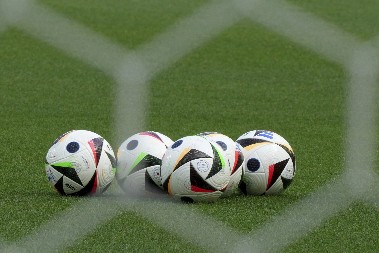 HAOS U SRPSKOM FUDBALU SE NASTAVLJA Novi skandal na utakmici Rada, ljudi bežali sa tribine (VIDEO)