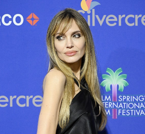 "BILO JE TEŠKO, ALI INSPIRATIVNO SVEDOČITI" Anđelina Džoli posetila ratom razorene ukrajinske gradove (VIDEO)