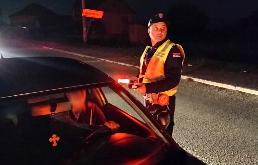 MRTAV PIJAN BIO ZA VOLANOM AUTOMOBILA Saobraćajci zastavili muškarca kome su izmerili 3,79 promila alkohola u organizmu