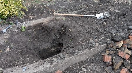 MISTERIJA KOJA JE ZAPALILA MREŽE Muškarac kopao baštu i naišao na BETONIRANU RUPU – kad je otkrio gde vodi, sledio se od straha!